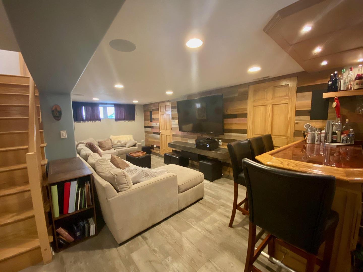 420 North Washington Avenue Park Ridge, IL 60068 - Photo 27 of 36 a kitchen with a table chairs refrigerator and a sink