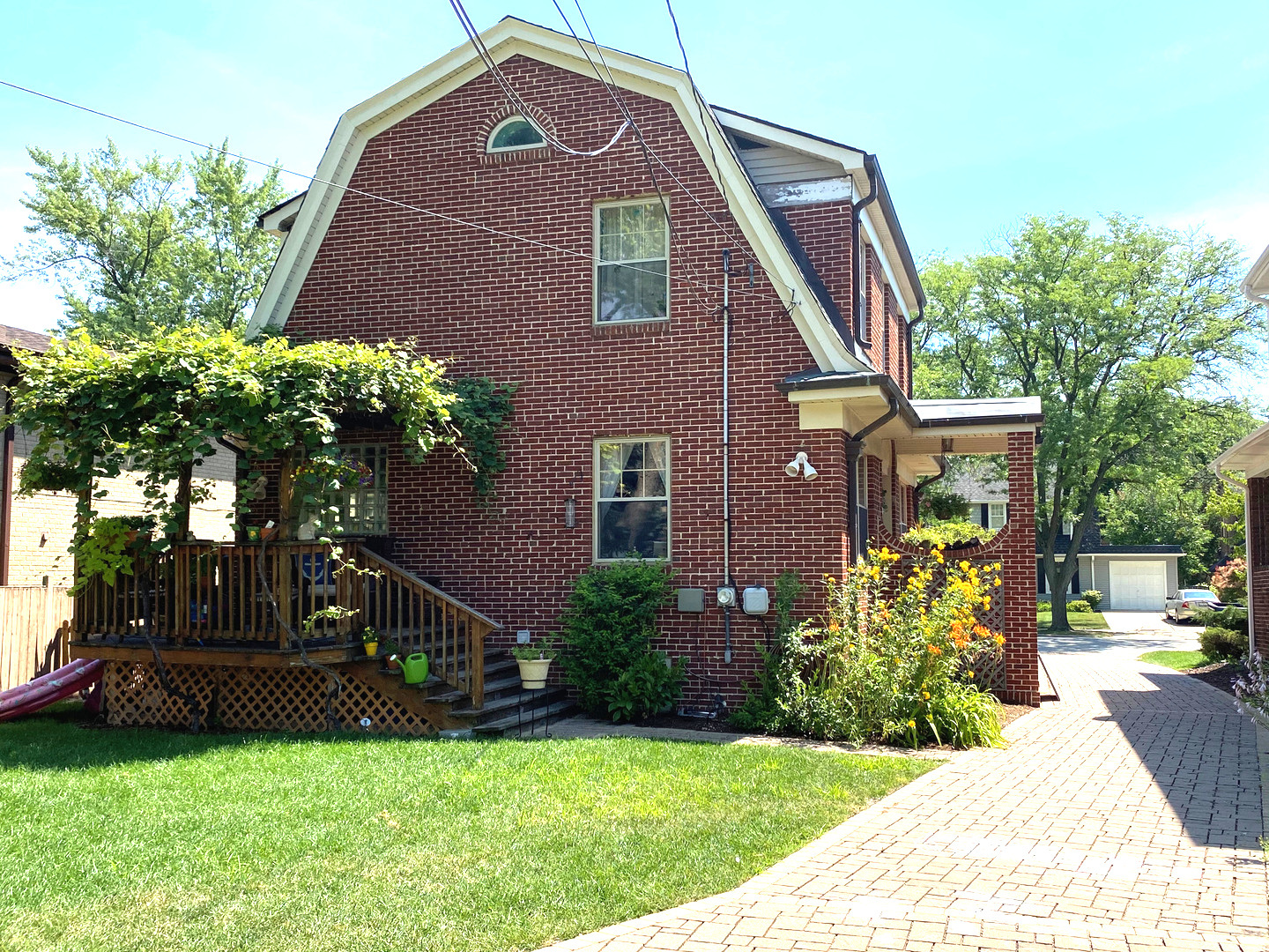 420 North Washington Avenue Park Ridge, IL 60068 - Photo 3 of 36 a front view of a house with garden