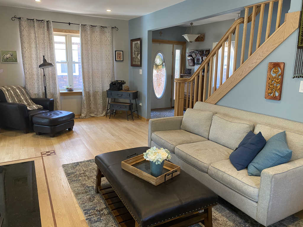 420 North Washington Avenue Park Ridge, IL 60068 - Photo 4 of 36 a living room with furniture and a chandelier