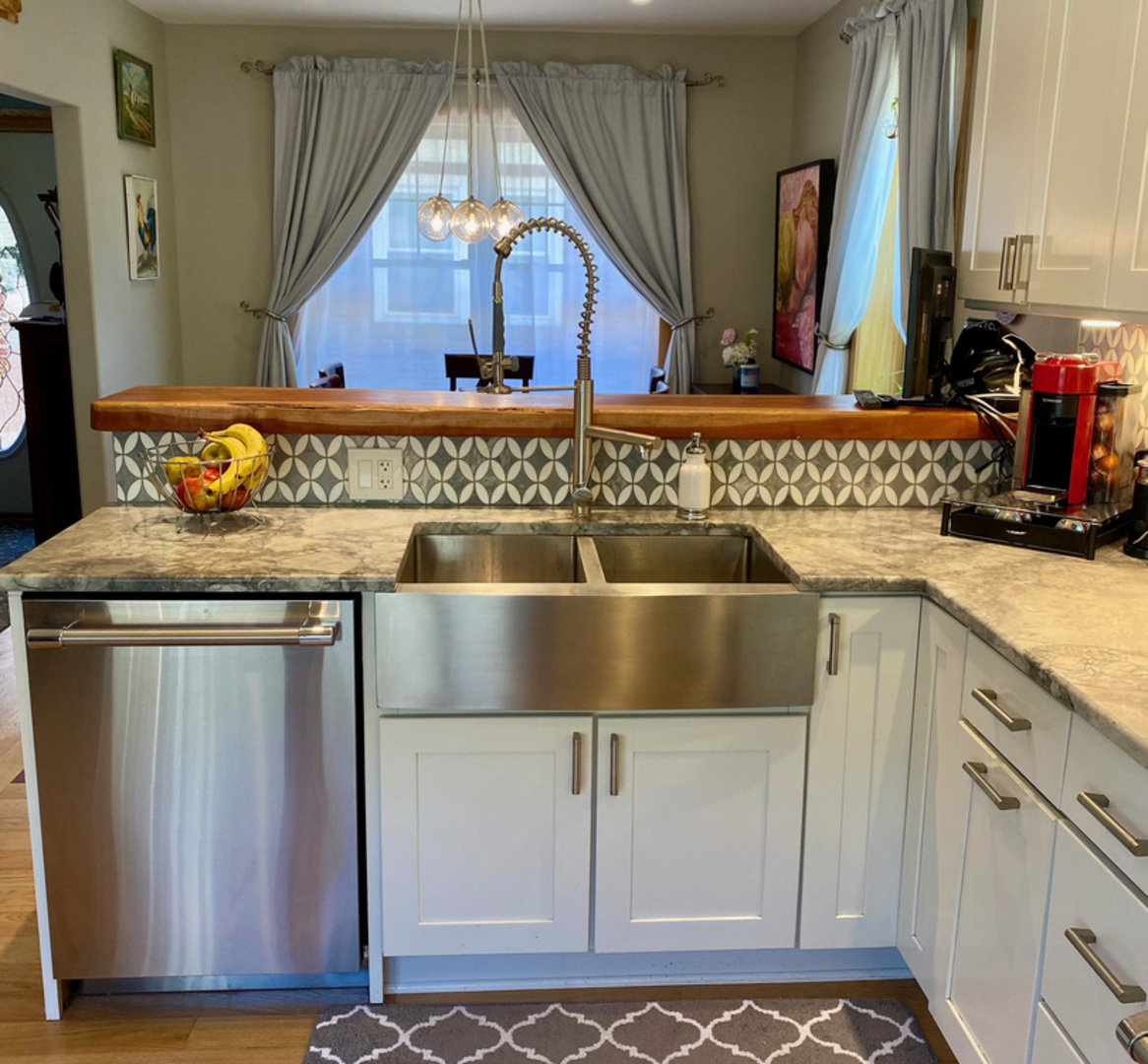 420 North Washington Avenue Park Ridge, IL 60068 - Photo 8 of 36 a kitchen with kitchen island granite countertop a sink a stove and a wooden floor