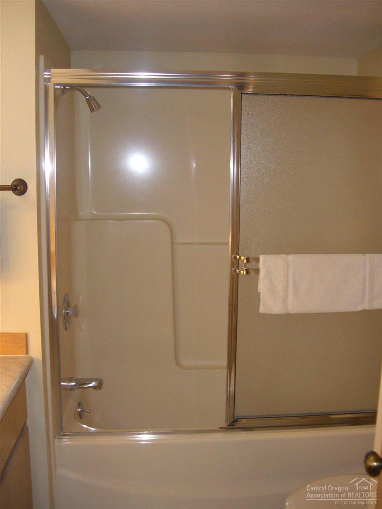57395 Beaver Ridge Loop, Unit 40 A1 Sunriver, OR 97707 - Photo 12 of 25 a bathroom with a shower