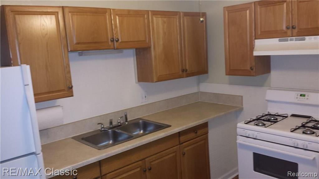 21140 Rensselaer Street Farmington Hills, MI 48336 - Photo 5 of 12