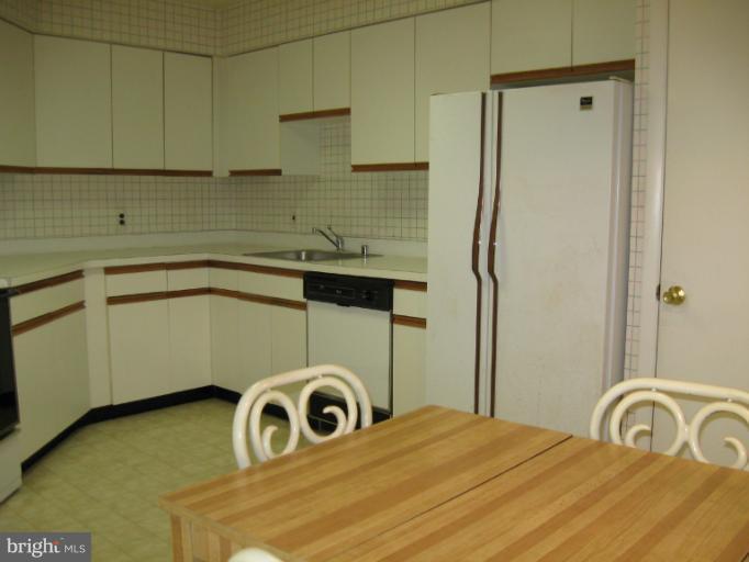 3021 Fallstaff Road, Unit 106B Baltimore, MD 21209 - Photo 2 of 12 Kitchen