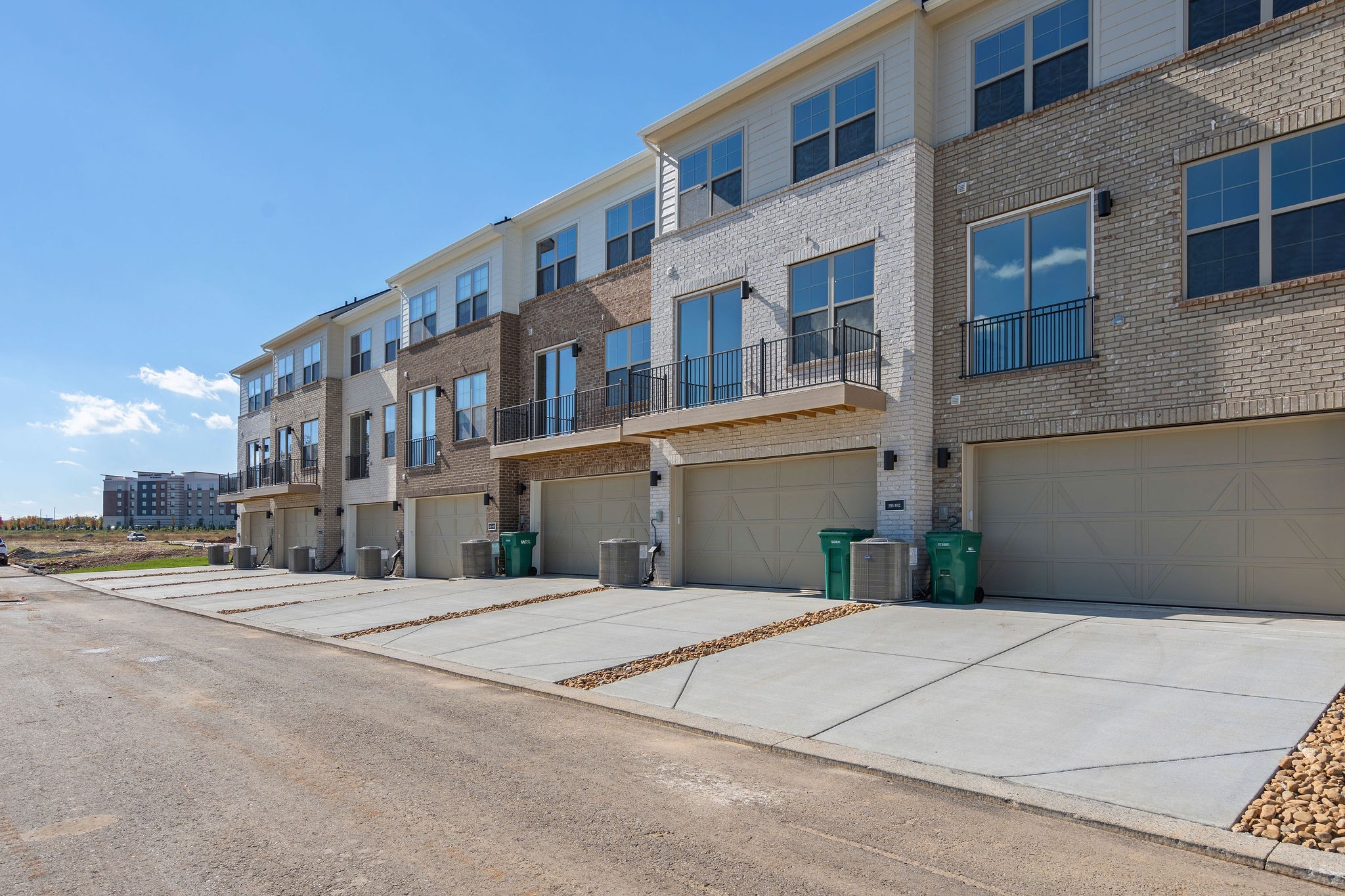 2615 Wilkinson Pike, Unit 1007 Murfreesboro, TN 37129 - Photo 34 of 43 a view of a building with a street