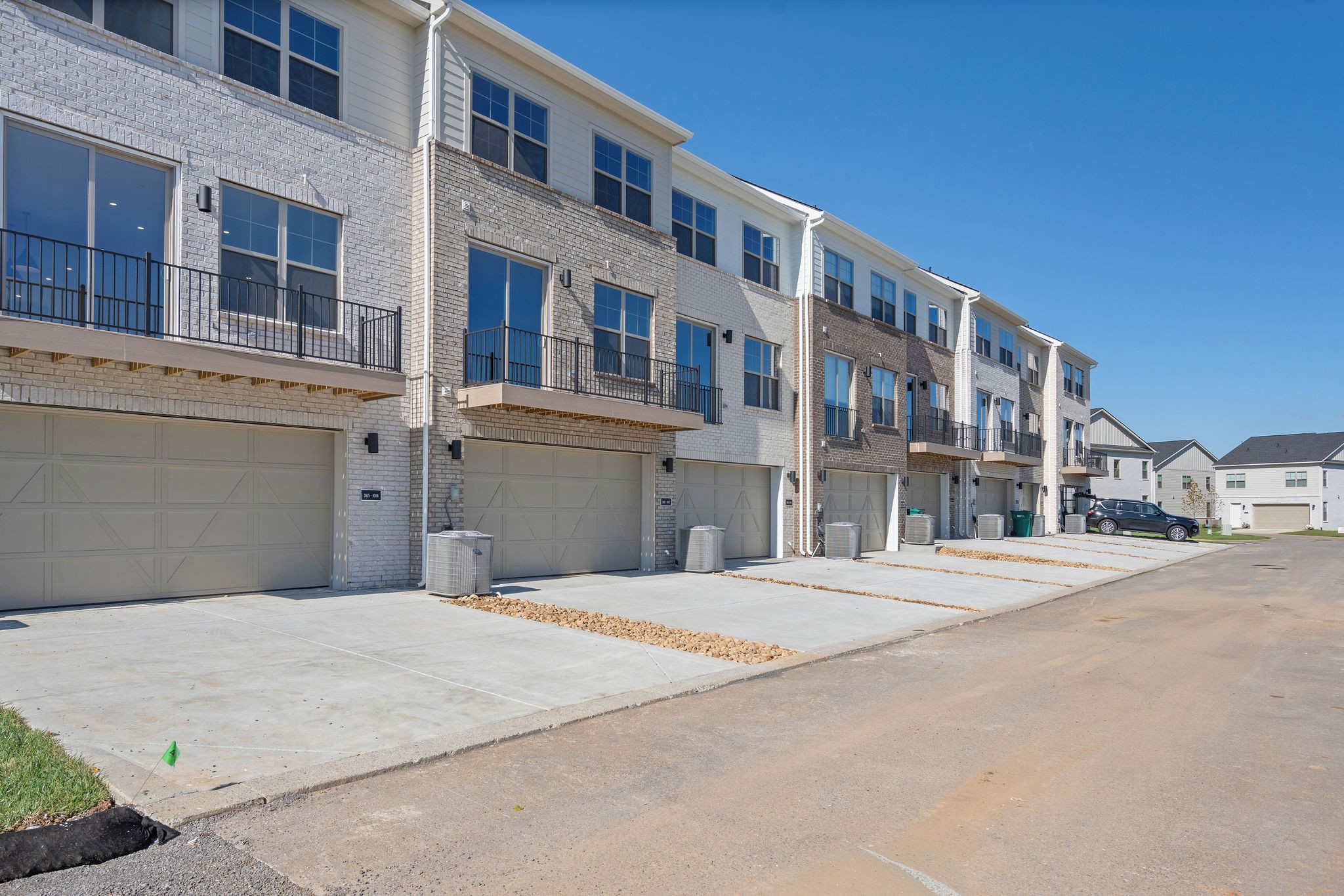 2615 Wilkinson Pike, Unit 1007 Murfreesboro, TN 37129 - Photo 35 of 43 a large building with a street