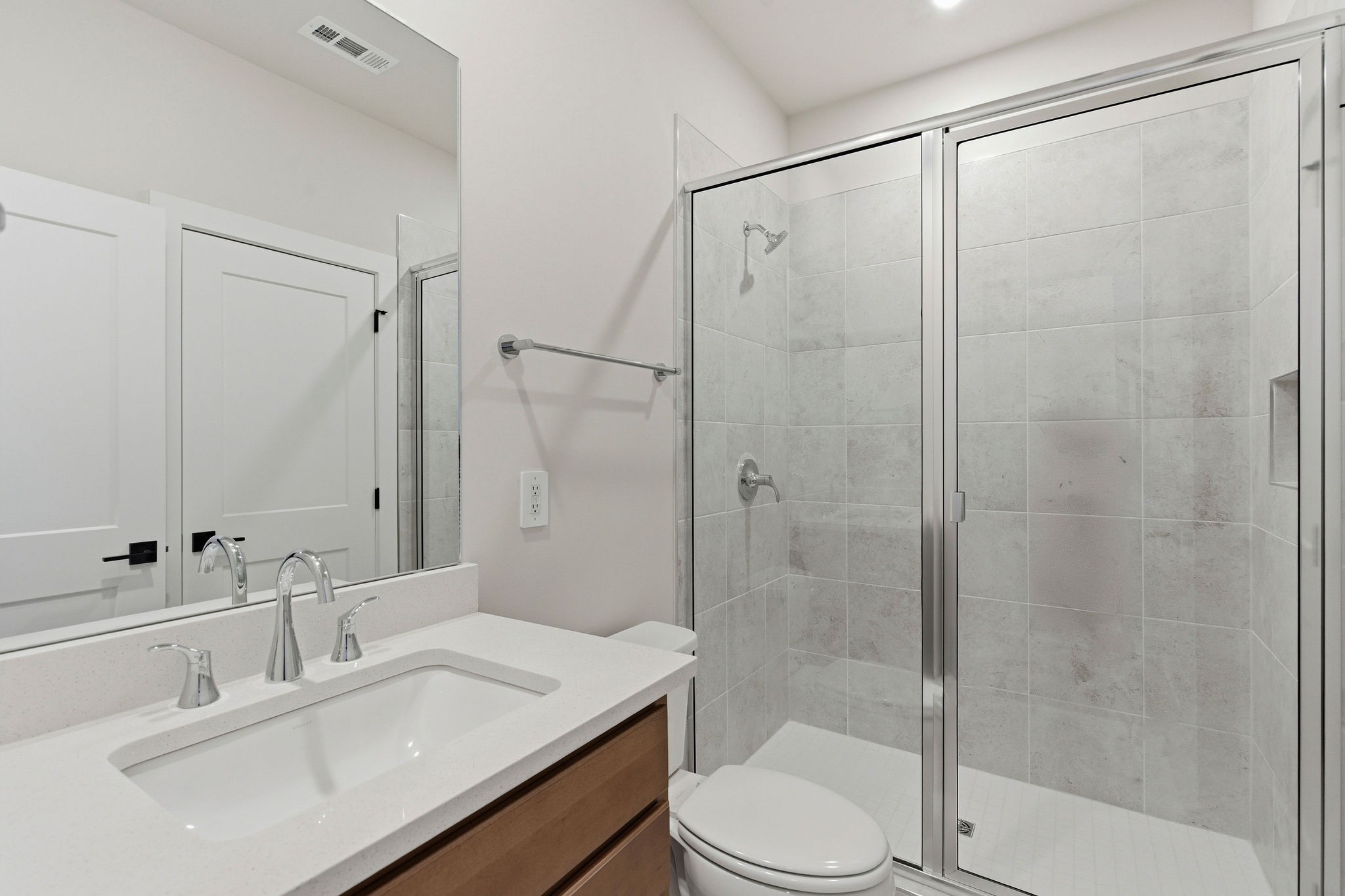 2615 Wilkinson Pike, Unit 1007 Murfreesboro, TN 37129 - Photo 5 of 43 a bathroom with a sink toilet and shower