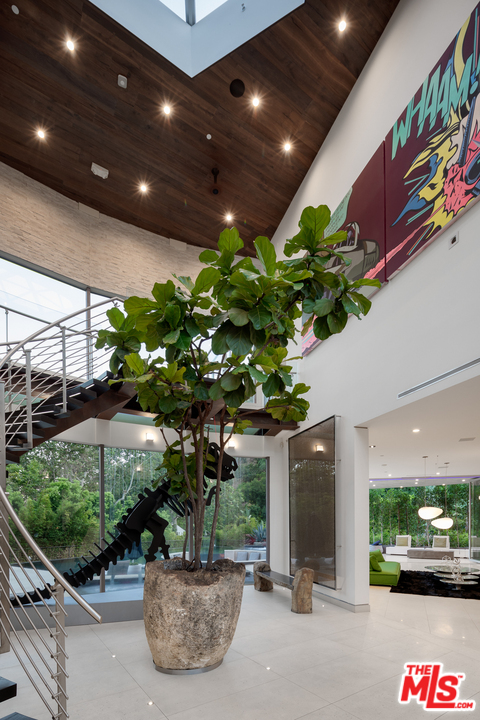 1006 Chantilly Road Los Angeles, CA 90077 - Photo 3 of 17