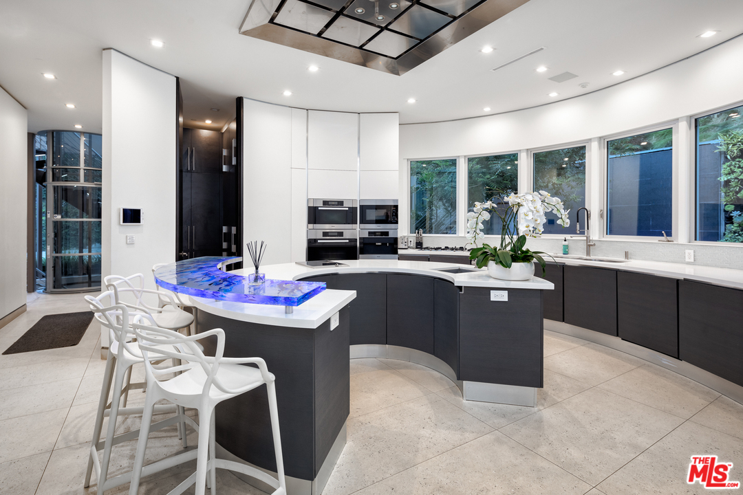 1006 Chantilly Road Los Angeles, CA 90077 - Photo 7 of 17