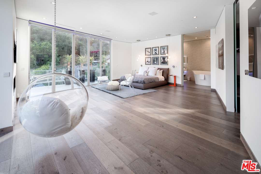 1006 Chantilly Road Los Angeles, CA 90077 - Photo 8 of 17