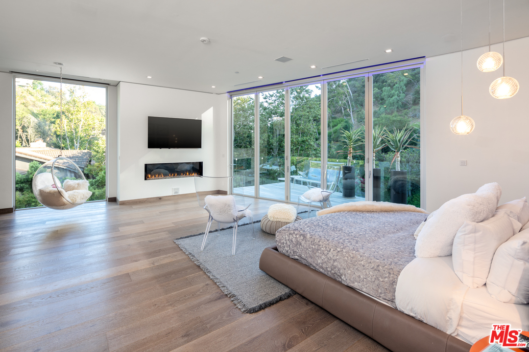 1006 Chantilly Road Los Angeles, CA 90077 - Photo 9 of 17