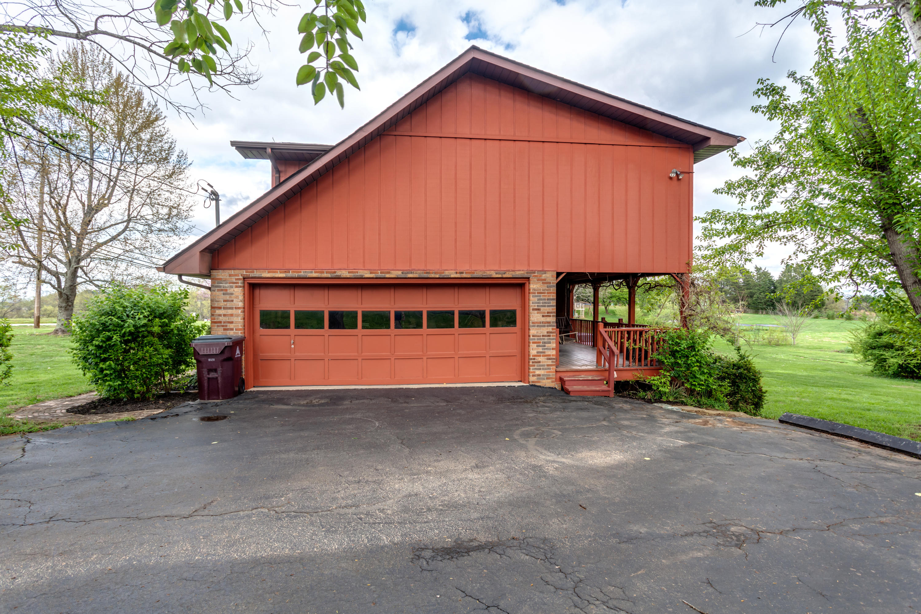 1075 West Hunt Road Alcoa, TN 37701 - Photo 3 of 30 004180409-3-1075WHuntRdAlcoaTN-FULL SIZE