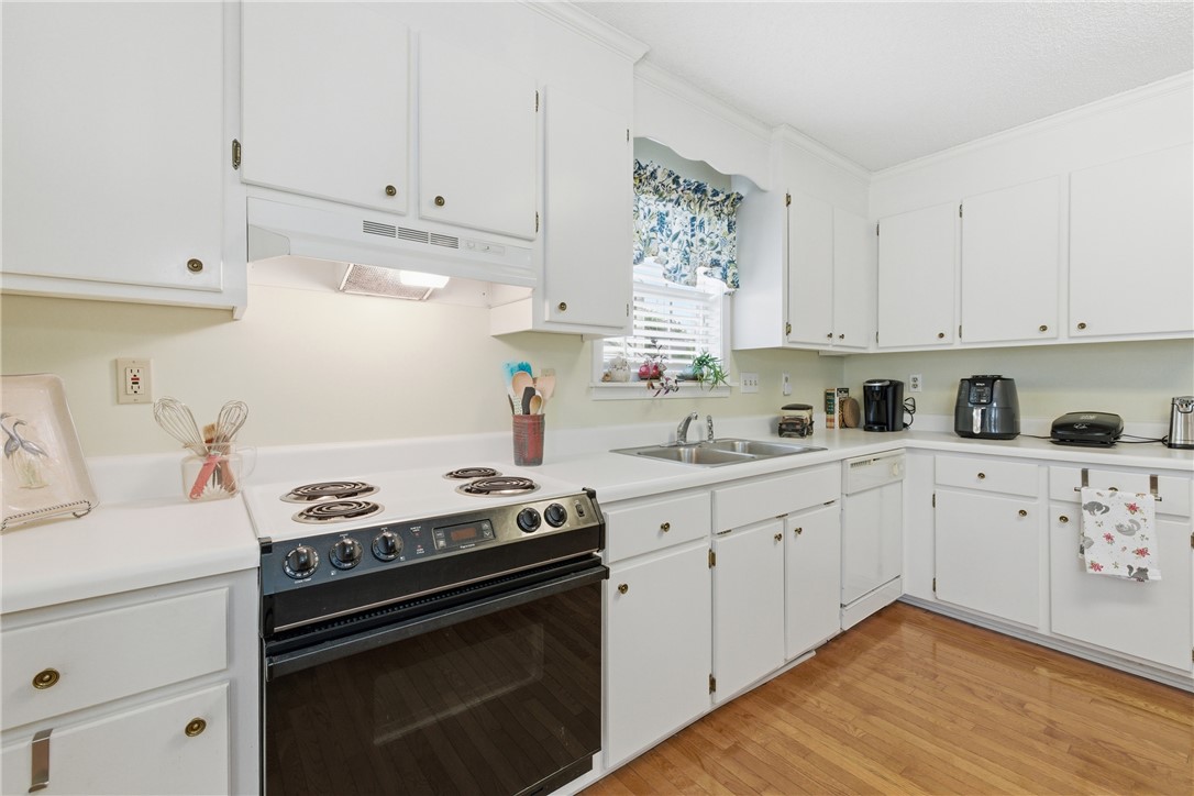 128 Kelly Lane Easley, SC 29642 - Photo 9 of 23 A well-equipped kitchen features ample cabinetry, a double sink, and a comfortable cooking area.