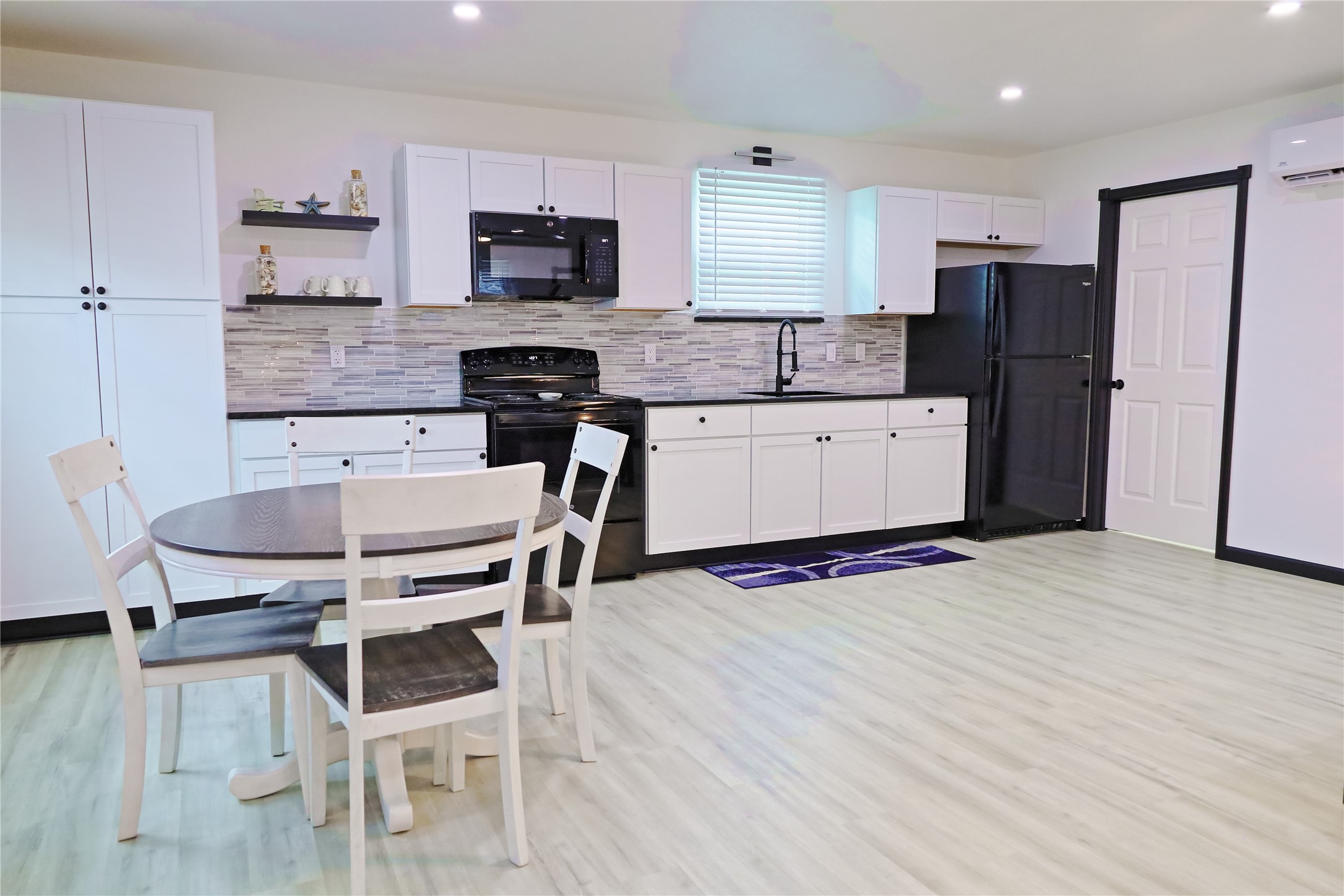 4402 Zelsky Road Freeport, TX 77541 - Photo 18 of 37 Unit B - Laminate Flooring