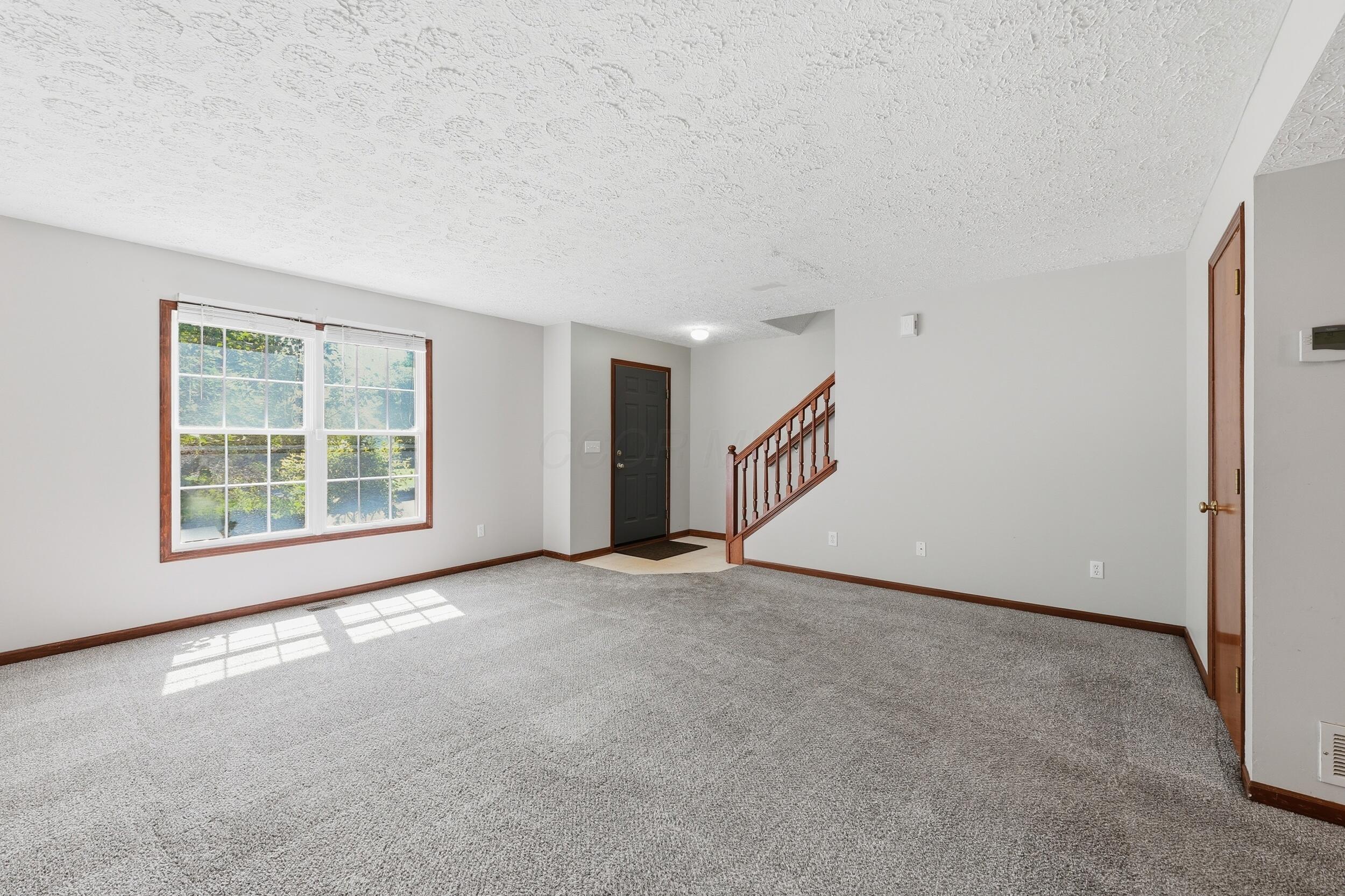 4553 Nickerson Road Columbus, OH 43228 - Photo 4 of 37 Living room