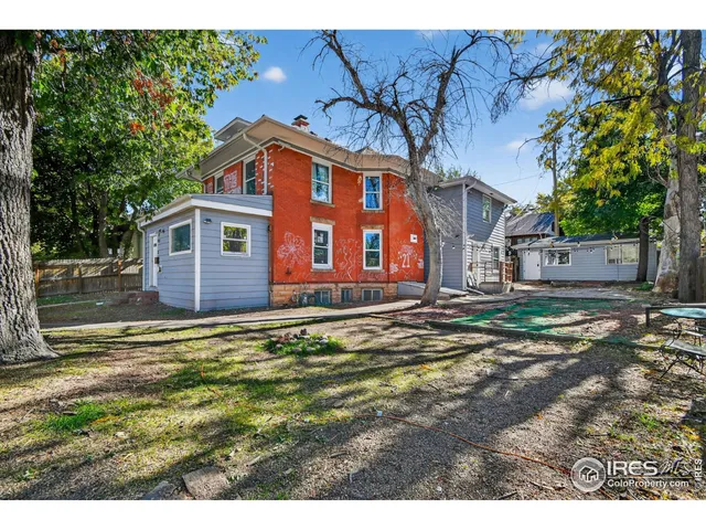 a view of a house with a backyard