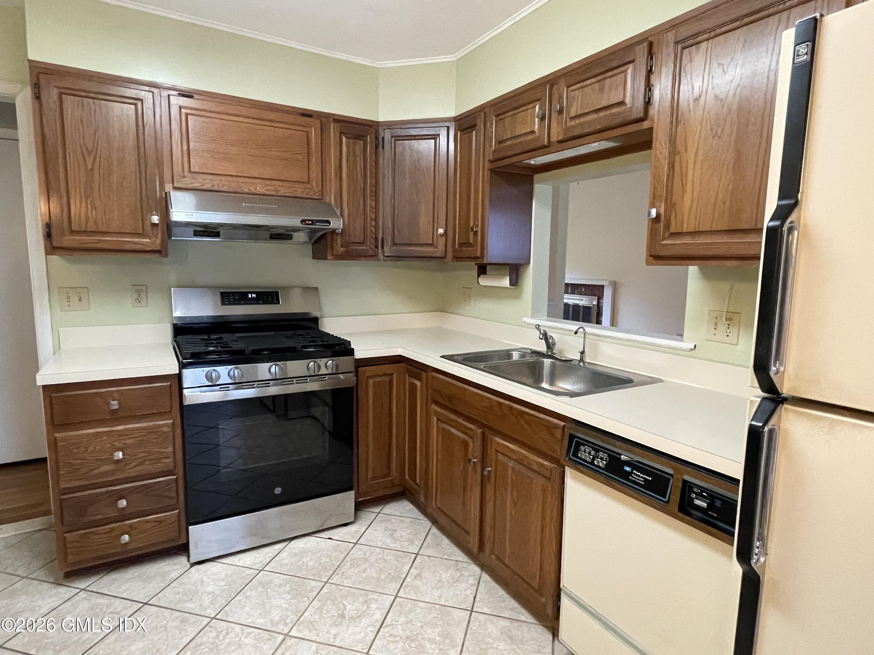 21 Windsor Lane Cos Cob, CT 06807 - Photo 7 of 24 Eat in Kitchen