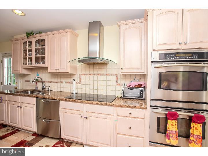 900 Edwards Drive Springfield, PA 19064 - Photo 5 of 25 Kitchen