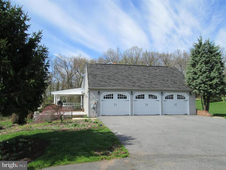 105 Forrest Drive Sinking Spring, PA 19608 - Photo 4 of 25