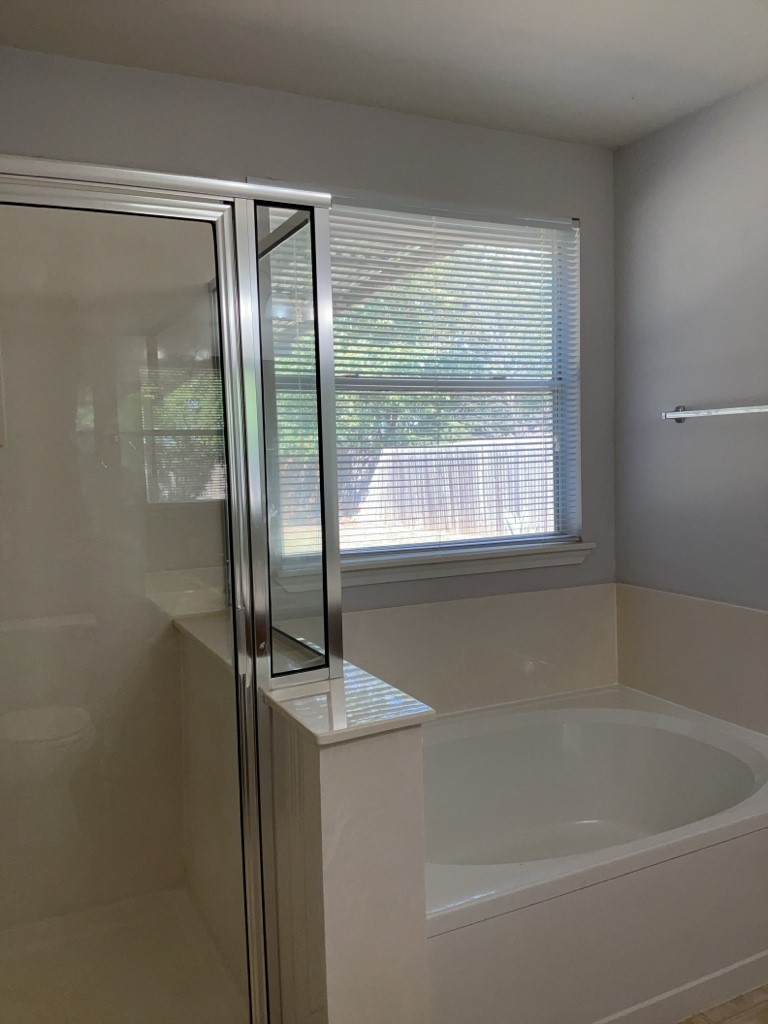 9005 Sun Shower Bend Austin, TX 78724 - Photo 13 of 20 Primary bathroom with soaking tub and walk-in shower