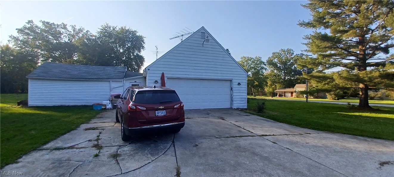 1441 State Road Northwest Warren, OH 44481 - Photo 6 of 19 Garage featuring a yard