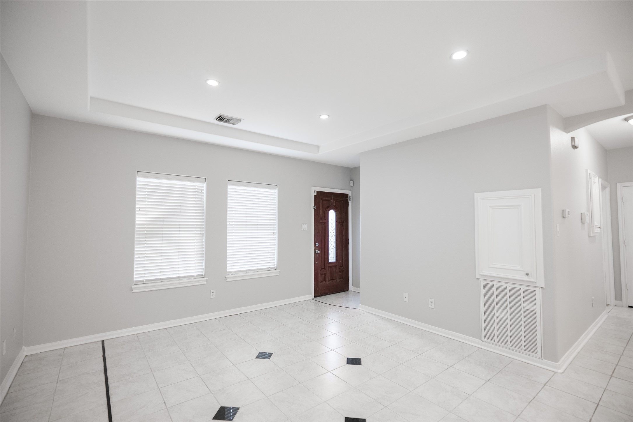 13165 Snow Lane, Unit 1 Willis, TX 77318 - Photo 4 of 34 an empty room with windows and closet