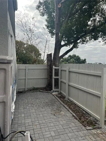 a view of a backyard