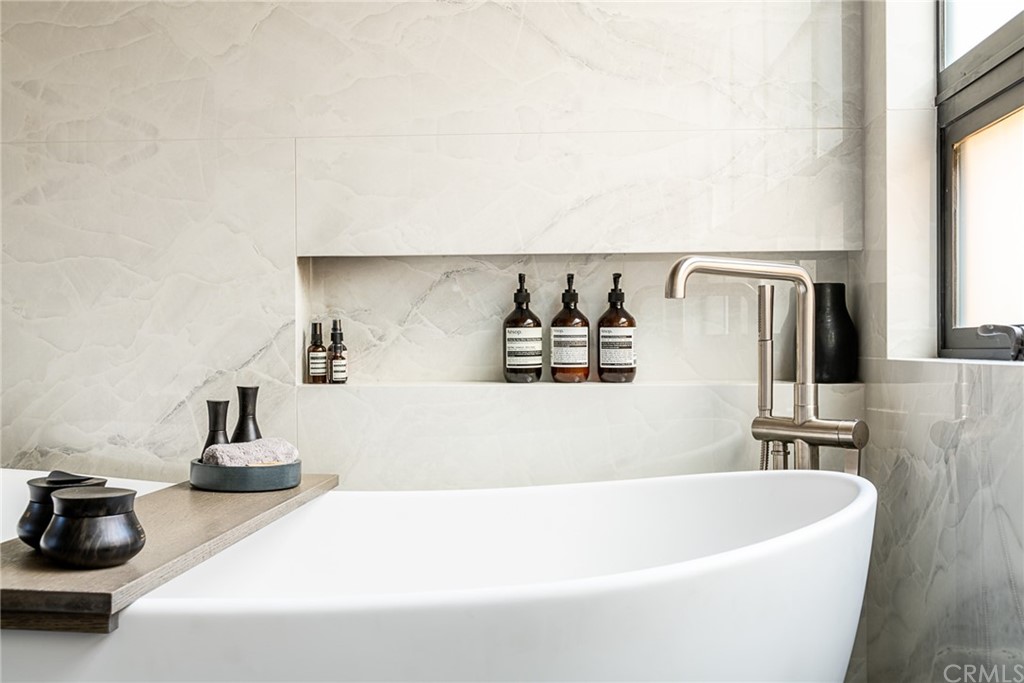 2804 The Strand Manhattan Beach, CA 90266 - Photo 22 of 51 a bathroom with a bathtub
