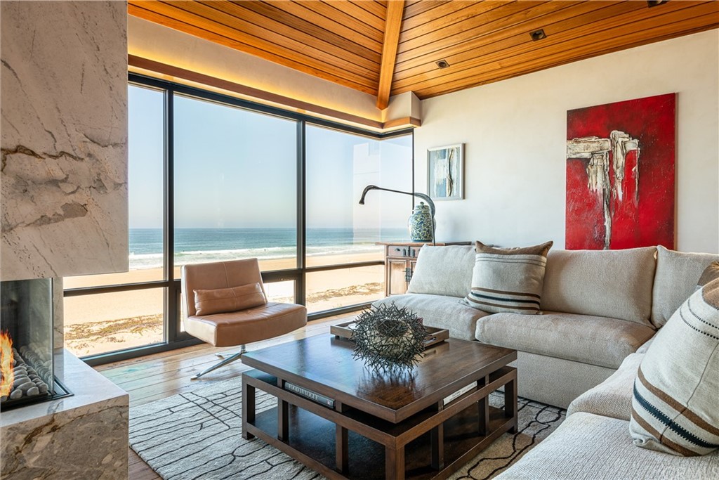 2804 The Strand Manhattan Beach, CA 90266 - Photo 7 of 51 a living room with furniture