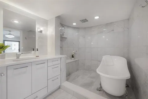 $575,000 | 4141 Bayshore Boulevard, Unit 1003, Tampa, FL 33611