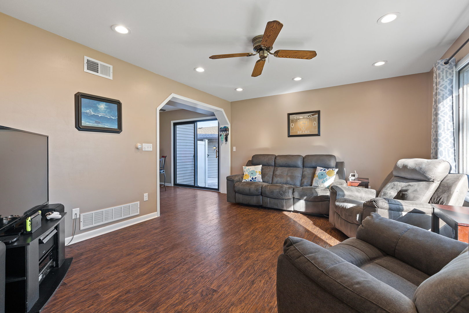 778 Lake Road, Unit 778 New Lenox, IL 60451 - Photo 4 of 16 a living room with furniture