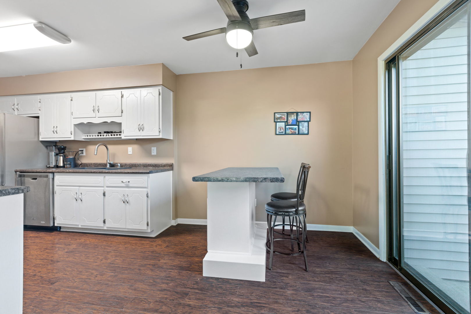 778 Lake Road, Unit 778 New Lenox, IL 60451 - Photo 7 of 16 a kitchen with a table chairs and cabinets
