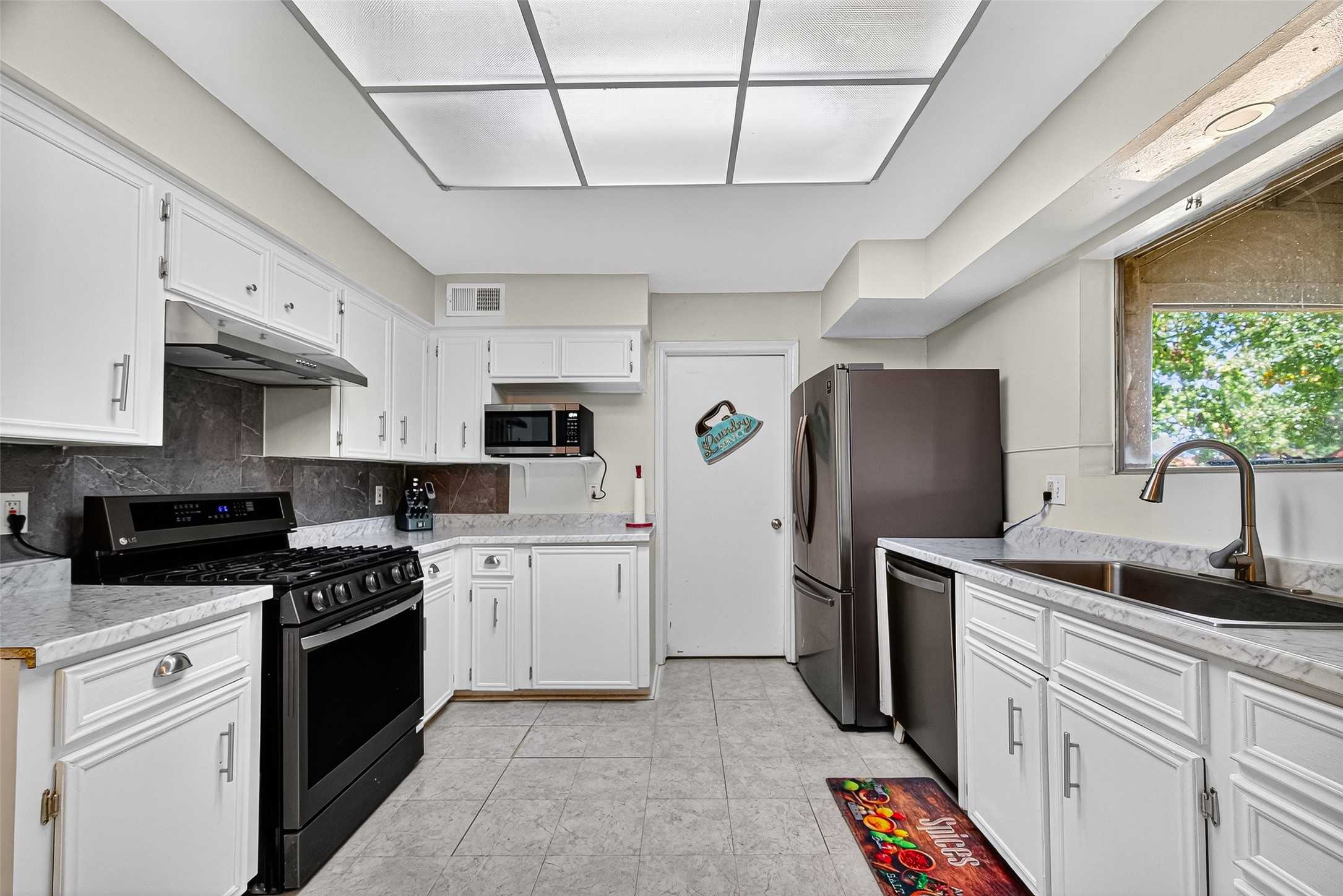 702 Heather Lane Baytown, TX 77521 - Photo 12 of 26