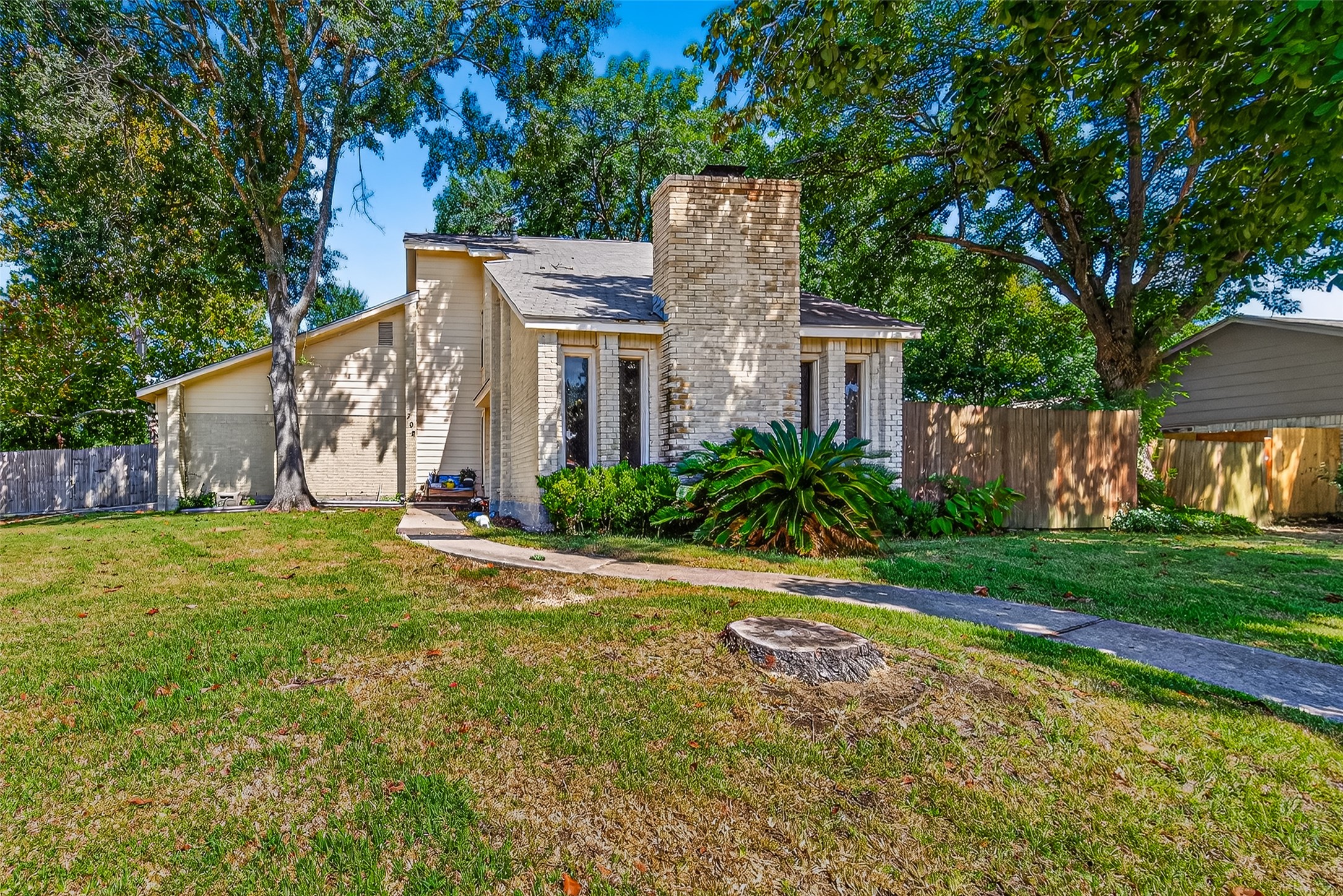 702 Heather Lane Baytown, TX 77521 - Photo 3 of 26