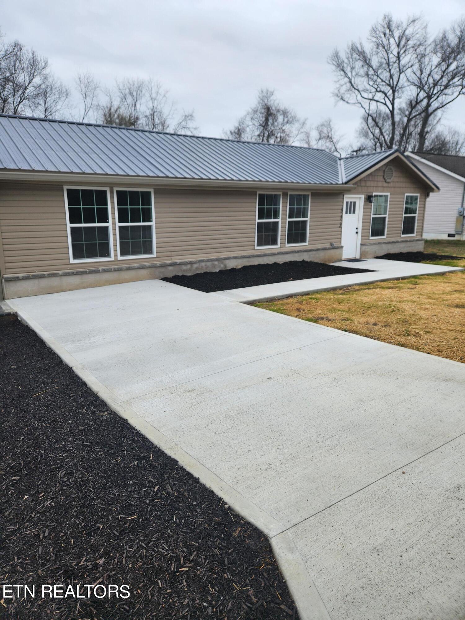 312 Blockhouse Valley Road Clinton, TN 37716 - Photo 4 of 32 20240304_085829