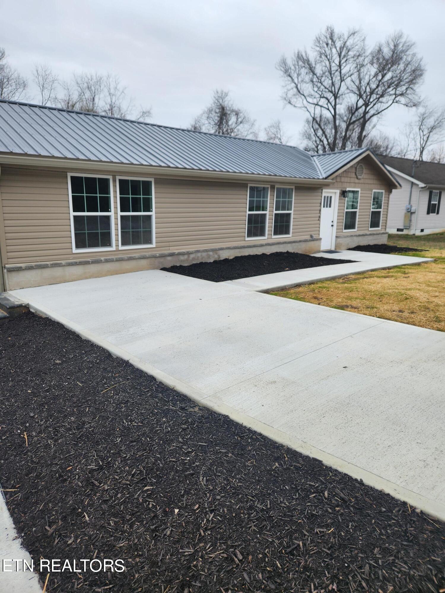 312 Blockhouse Valley Road Clinton, TN 37716 - Photo 5 of 32 20240304_085813