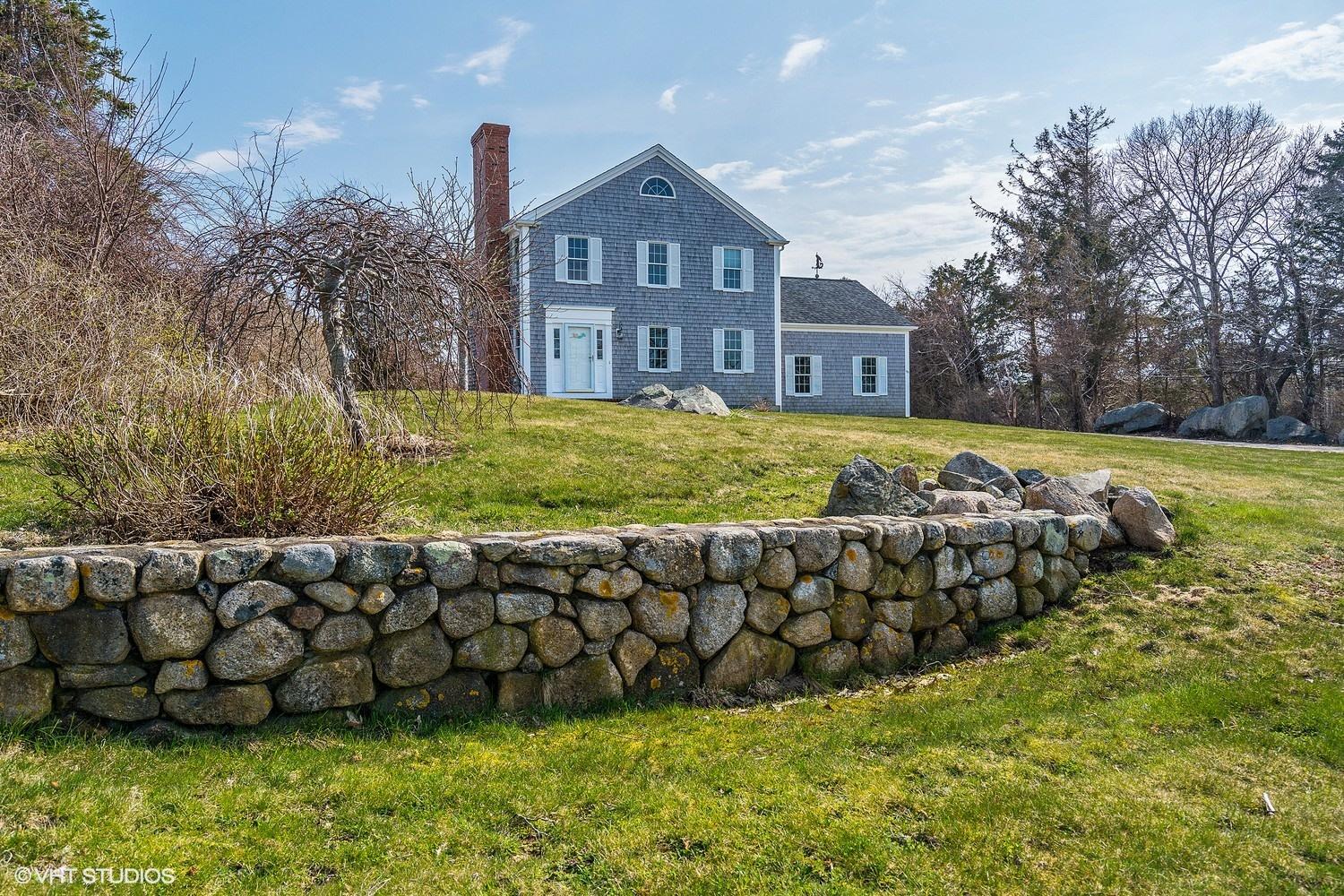 a view of an house with a yard