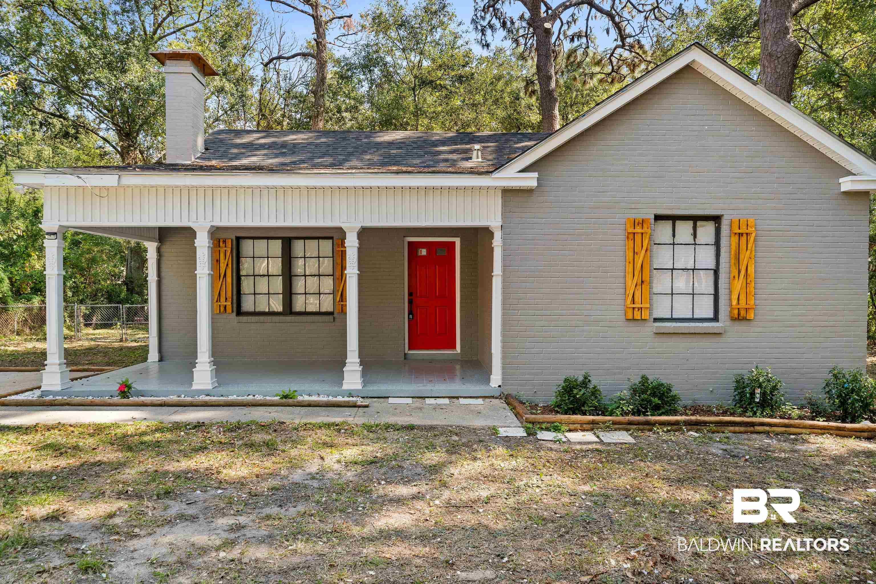 611 Morgan Avenue Mobile, AL 36606 - Photo 4 of 24 View of front facade with a porch
