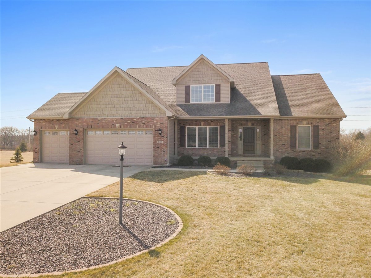 9439 Crossbow Drive Bloomington, IL 61705 - Photo 2 of 32