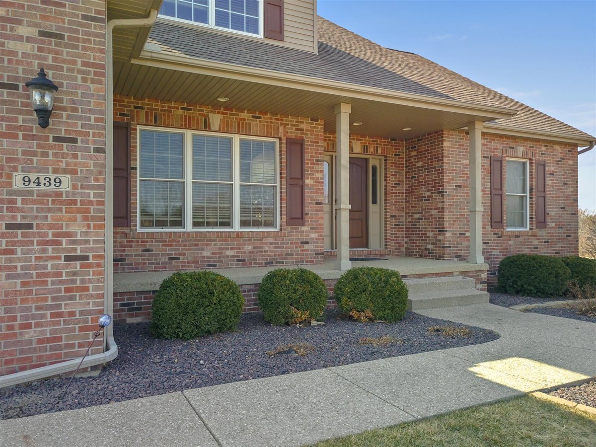 9439 Crossbow Drive Bloomington, IL 61705 - Photo 3 of 32