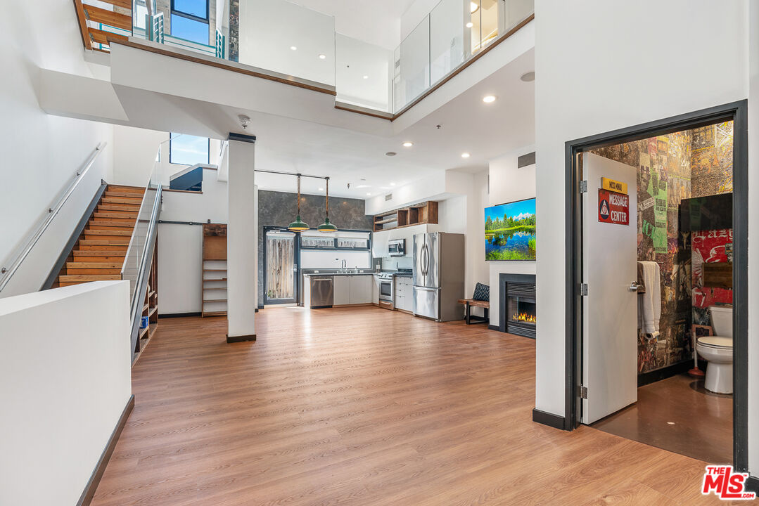 815 Hampton Drive, Unit 4 Venice, CA 90291 - Photo 1 of 18