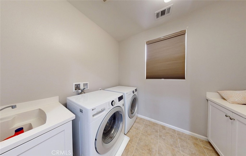 17465 Fairbreeze Court Riverside, CA 92504 - Photo 24 of 30 a utility room with dryer and washer