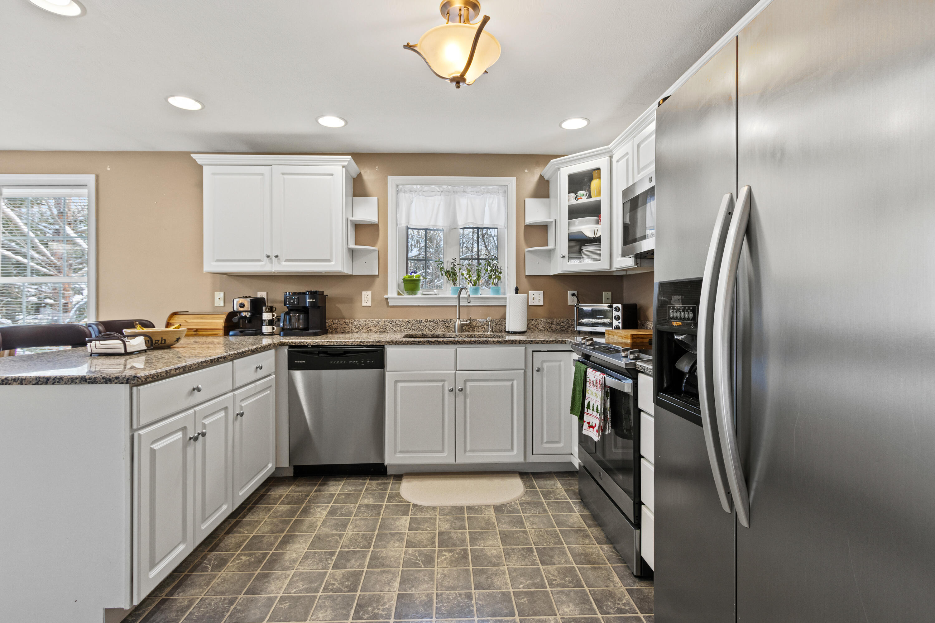 8 Oakland Street Saco, ME 04072 - Photo 5 of 43 005