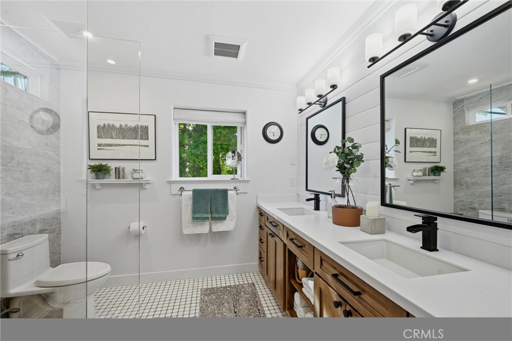 17432 Greenridge Road Hidden Valley Lake, CA 95467 - Photo 36 of 72 a bathroom with 2 sink and a mirror