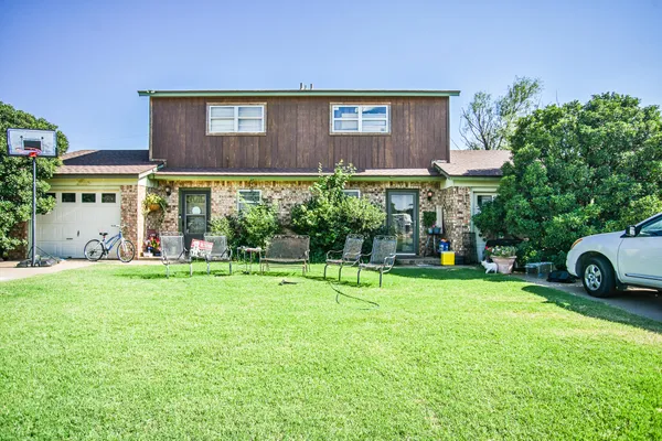 a view of a yard in front of a house