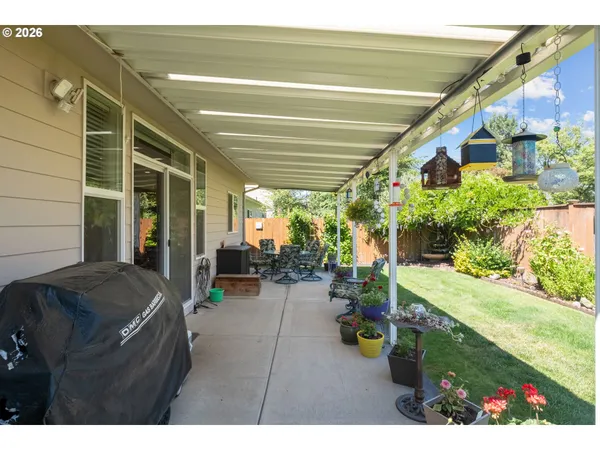 a view of back yard of the house