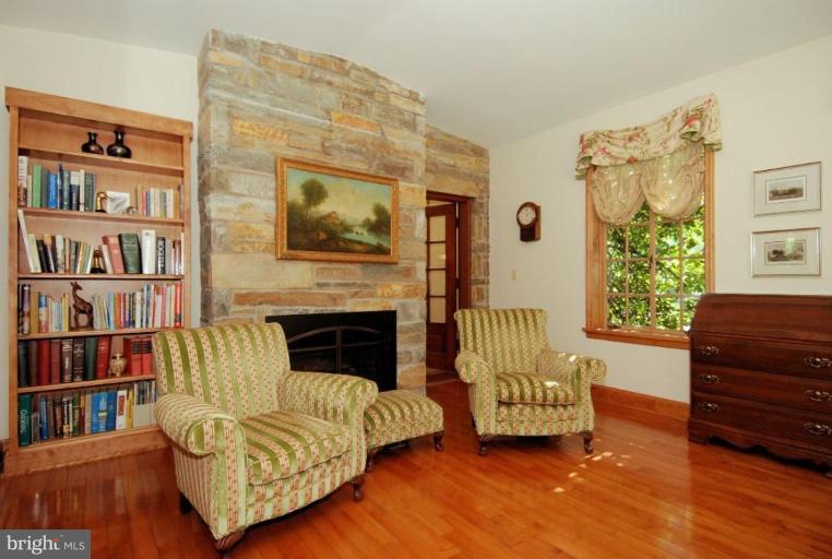 2000 Russell Road Alexandria, VA 22301 - Photo 14 of 30 a living room with furniture and a fireplace