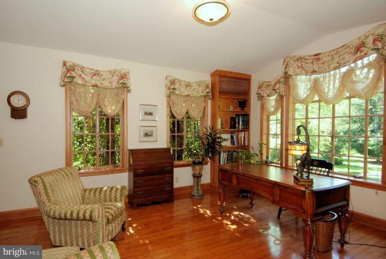2000 Russell Road Alexandria, VA 22301 - Photo 15 of 30 a living room with furniture and a large window