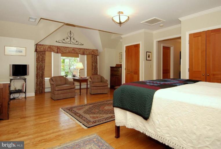 2000 Russell Road Alexandria, VA 22301 - Photo 17 of 30 a bedroom with a bed a couch and dresser