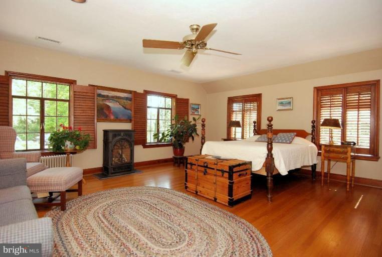 2000 Russell Road Alexandria, VA 22301 - Photo 18 of 30 a spacious bedroom with a bed a couch and a potted plant