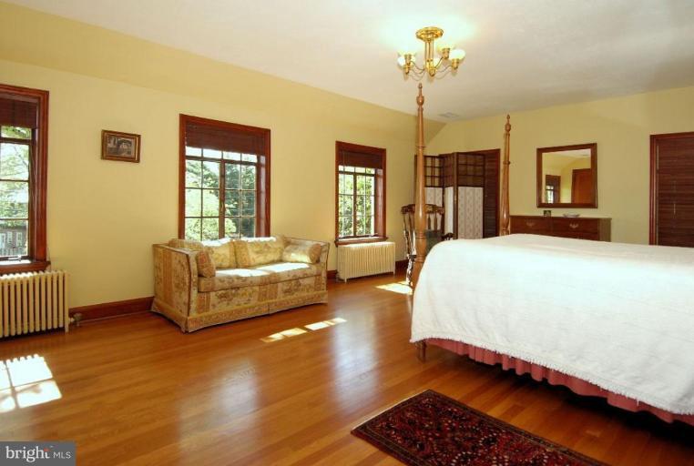 2000 Russell Road Alexandria, VA 22301 - Photo 20 of 30 a spacious bedroom with a bed couch and a window